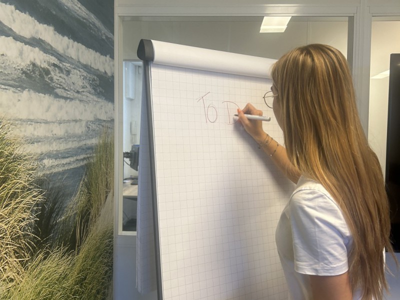 Nikita aan het schrijven op het bord